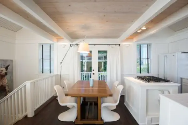 столовая с деревянным потолком