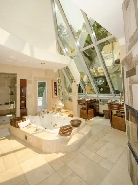 Cool-Bathroom-Jacuzzi-Decor-Style-high-Ceiling
