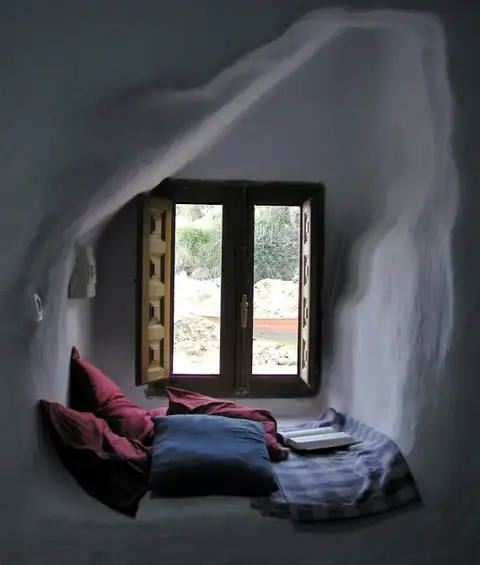 alcove-reanding-nook-santorini