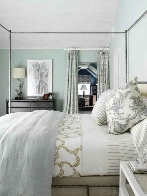 mix-patterns-bedroom-canopy-bed