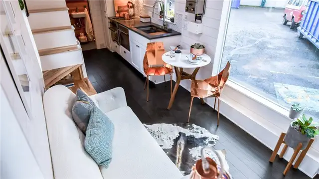 Планировка Payette Urban Tiny Home - обеденный круглый стол