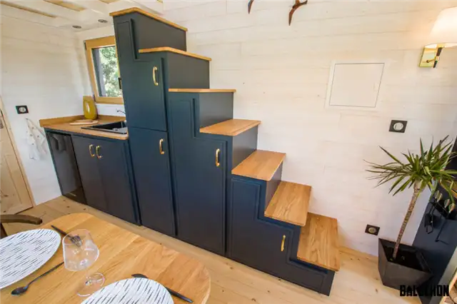 19.5 feet tiny house design by Baluchon - лестница с ящиком
