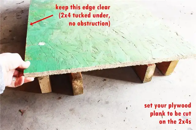 DIY (своими руками) Shoe Storage - фанерная плита, уложенная поверх опорных досок