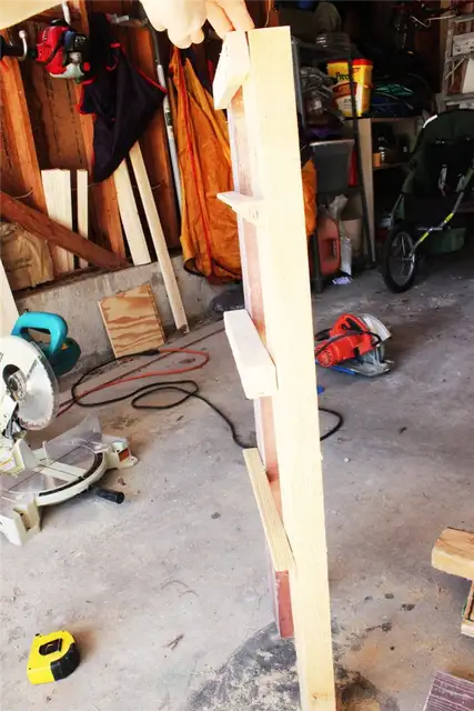 DIY (своими руками) Shoe Storage - просверлите еще два отверстия