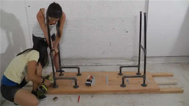 DIY (своими руками)-Standing-Desk-Attach-the-Legs
