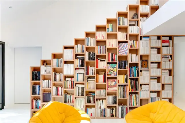 книжная полка лестница стена