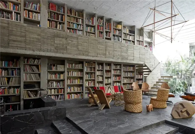 Бетонные книжные полки двойной высоты