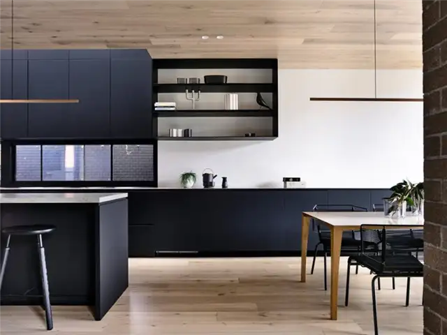 Кухня с белой задней стенкой в доме York Street Residence от мельбурнского бюро Jackson Clements Burrows Architects