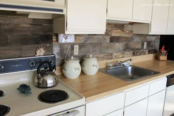 reclaimed-wood-pallets-backsplash
