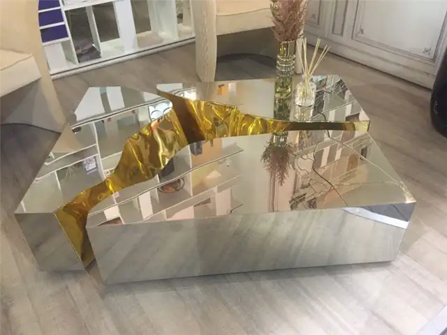 Зеркальный кофейный столик Lapiaz с золотой отделкой от Bocadolobo