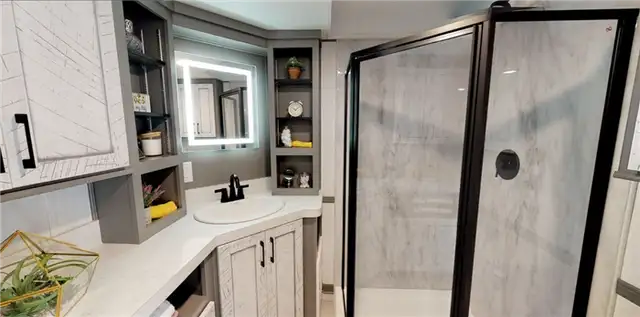 Любимый современный крошечный дом от Park Model Homes - душевая в черной раме