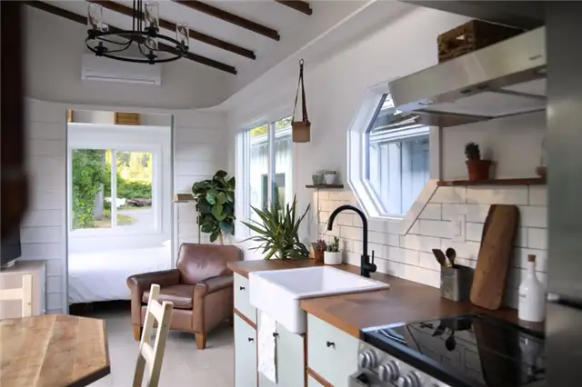 Handcrafted Movement - Pacific Harbour Farmhouse On wheels - гостиная