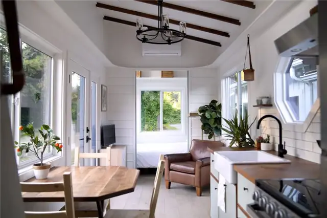 Handcrafted Movement - Pacific Harbour Farmhouse On wheels - спальня