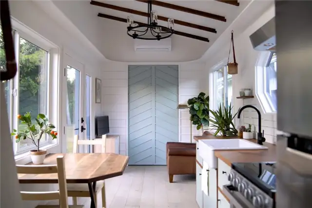 Handcrafted Movement - Pacific Harbour Farmhouse On wheels - кожаное кресло