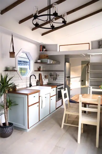 Handcrafted Movement - Pacific Harbour Farmhouse On wheels - кухня