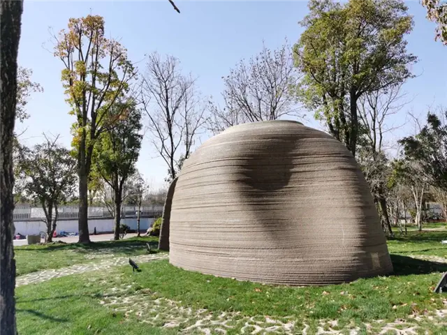 Бетонный книжный домик с 3D-печатью, созданный командой профессора XU Weiguo, вид сзади