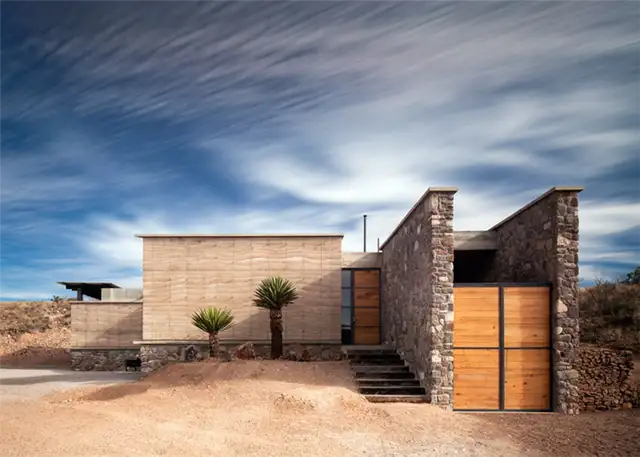 Студия Rammed earth Monterrey studio Greenfield house