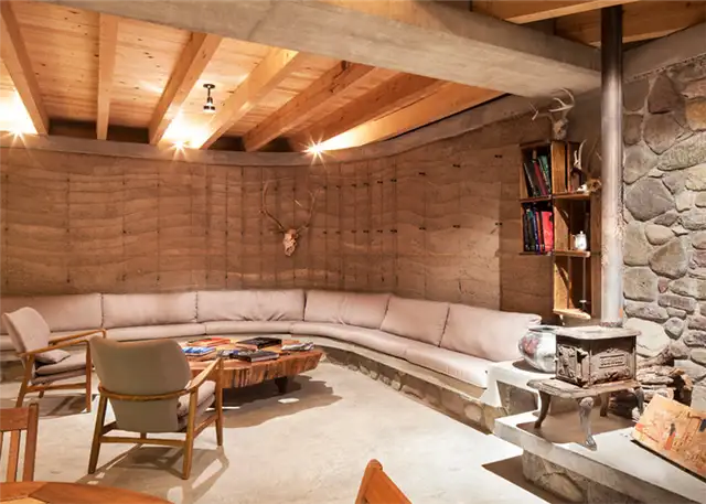 Студия Rammed earth Monterrey studio Greenfield house - изогнутые сиденья