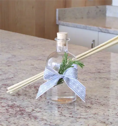 diy-essential-oil-reed-diffuser-giving-gift