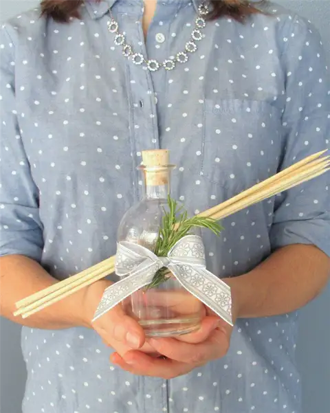 diy-essential-oil-reed-diffuser-gift