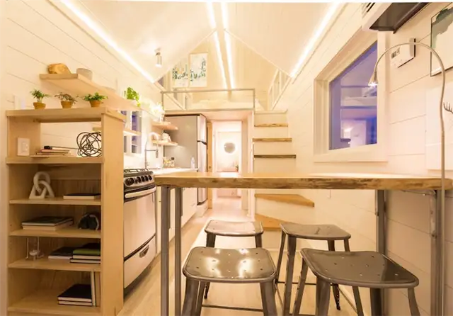 Olive Nest Tiny Homes на колесах - кухонная барная стойка