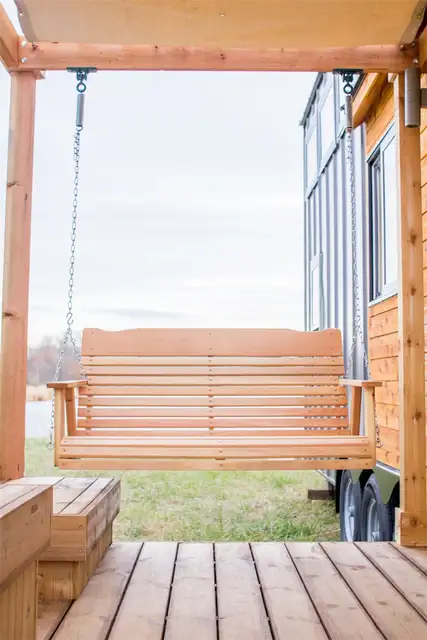 Olive Nest Tiny Homes на колесах - подвесная скамейка