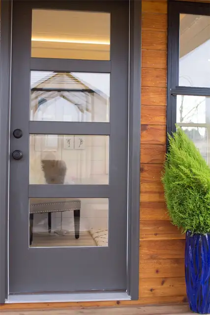 Olive Nest Tiny Homes на колесах - входная дверь