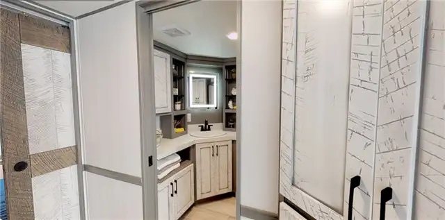 Любимый современный крошечный дом от Park Model Homes - угловая раковина
