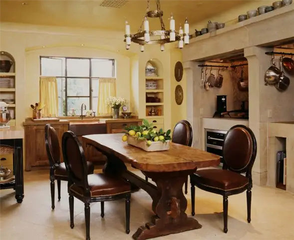 Традиционный обеденный стол-эстакада из массива дерева и кожаные стулья