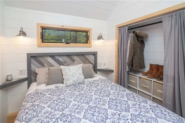 30-футовый крошечный фермерский домик от Willowbee Tiny Homes - спальное место