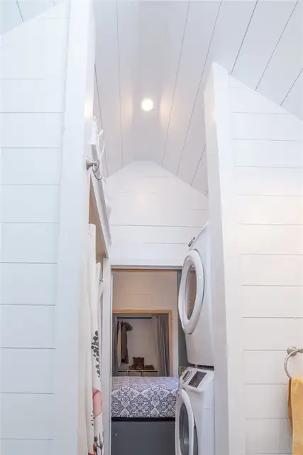30-футовый крошечный фермерский домик от Willowbee Tiny Homes - встроенная стиральная машина