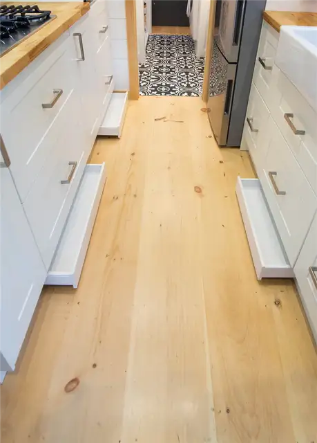 30-футовый крошечный фермерский домик от Willowbee Tiny Homes - напольные шкафы с выдвижными ящиками