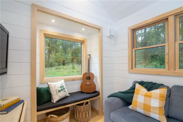 30-футовый крошечный фермерский домик от Willowbee Tiny Homes - зона отдыха у окна