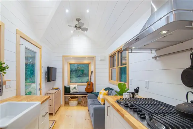 30-футовый крошечный фермерский домик от Willowbee Tiny Homes - бисероплетение