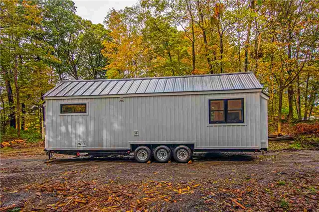 30-футовый крошечный фермерский домик от Willowbee Tiny Homes - задняя часть