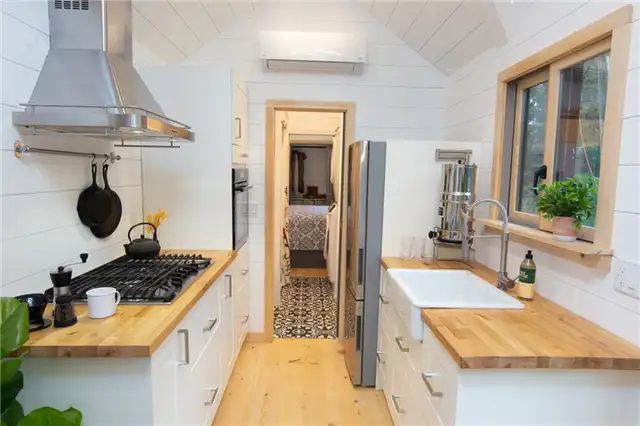 30-футовый крошечный фермерский домик от Willowbee Tiny Homes - кухня