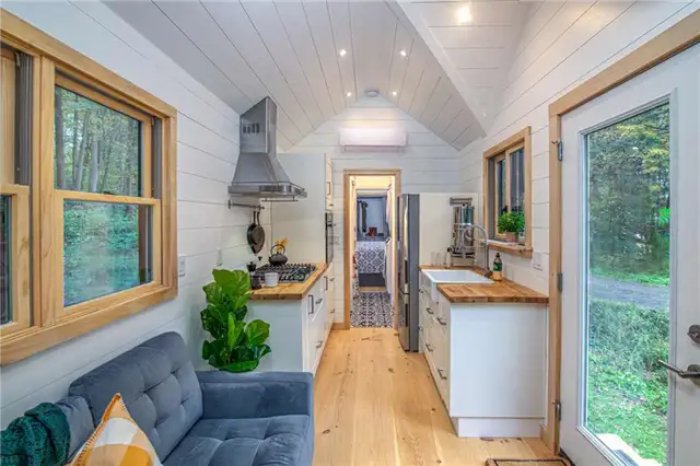 30-футовый крошечный фермерский домик от Willowbee Tiny Homes - гостиная