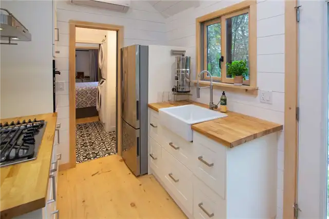30-футовый крошечный фермерский домик от Willowbee Tiny Homes - раковина в виде фермы