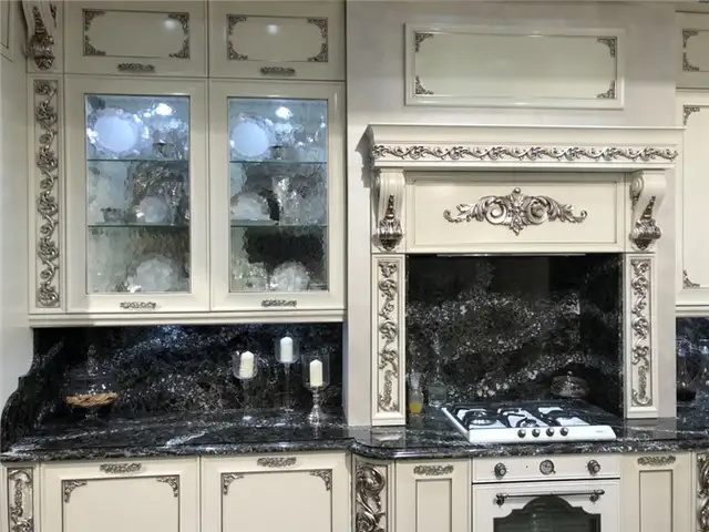 Роскошный дизайн кухни с черной мраморной столешницей