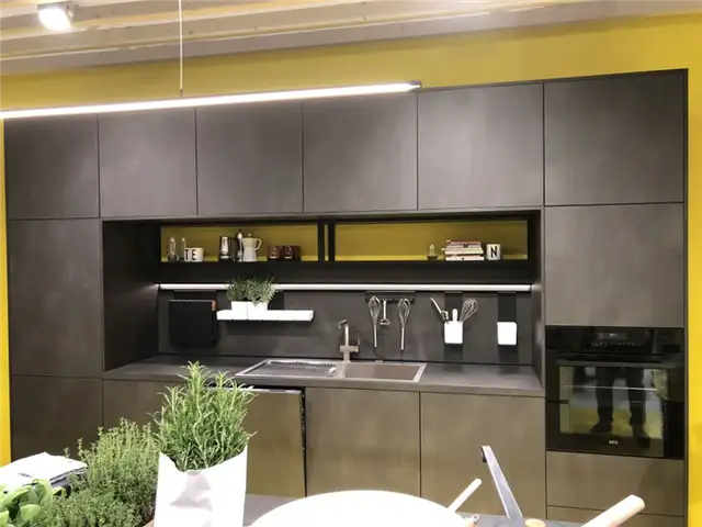 Минималистичный дизайн черной кухни
