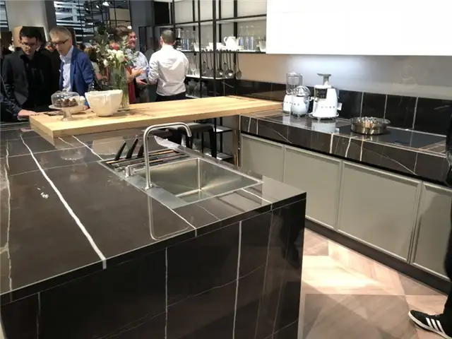 Кухонная столешница из черного мрамора с белыми прожилками