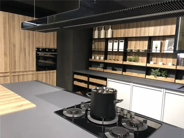 Кухня с черной композитной столешницей