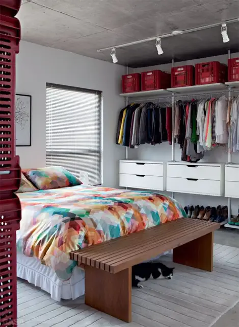 smart-apartment-patition-plastic-crates-wall-divide7