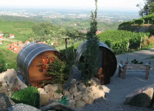 Schlafen-im-Weinfass-Wine-Barrel-Room1