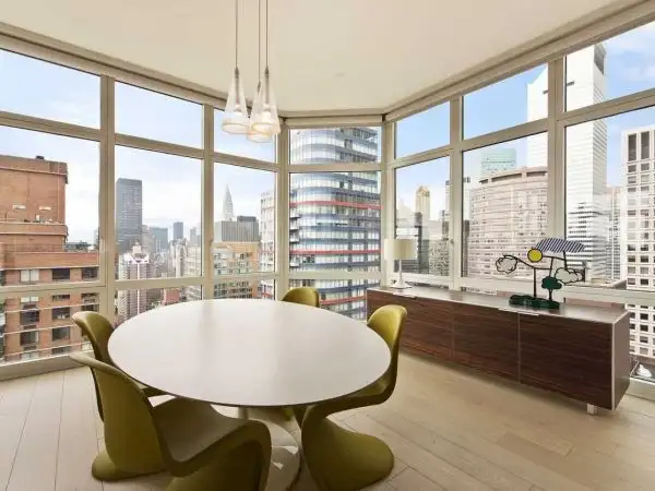 the-wolf-of-wall-street-apartment-dining-area-which-offers-great-views-of-the-new-york-city-skyline