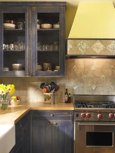 famhouse-kitchen-wire-doors