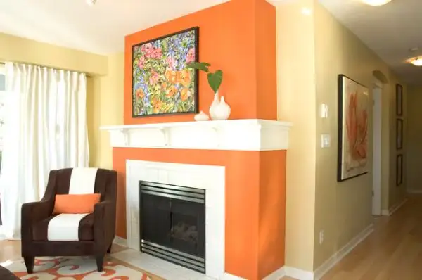 оранжевый акцент на стене