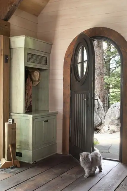 charming-rustic-cottage-house-interior-foyer