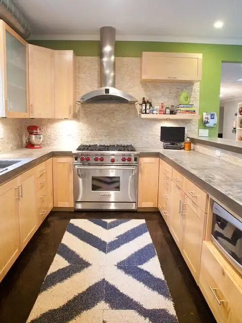 contemporary-with-beige-cabinetry-and-cross-rug-pattern