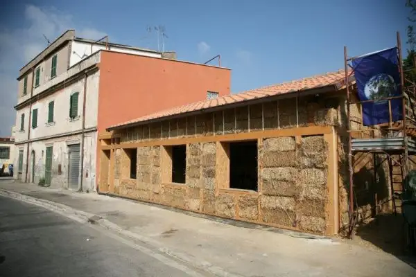la-primera-de-casa-de-fardos-de-paja-para